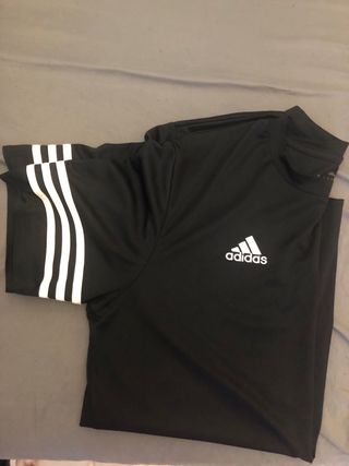 Camiseta Adidas Negra con Rayas Blancas
