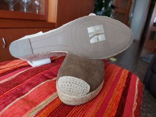 Sandalias cuña beige y marrón talla 40