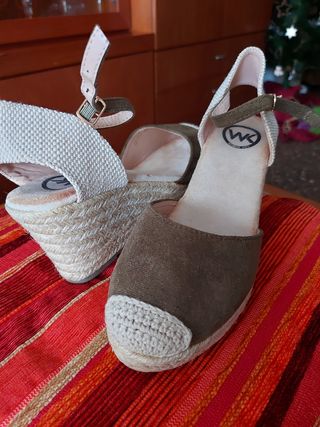 Sandalias cuña beige y marrón talla 40