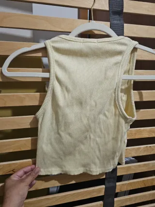 Top corto amarillo con flores