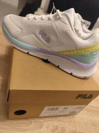 Zapatillas Fila Blancas y Moradas