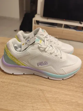 Zapatillas Fila Blancas y Moradas