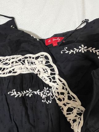 Vestido negro corto con encaje blanco