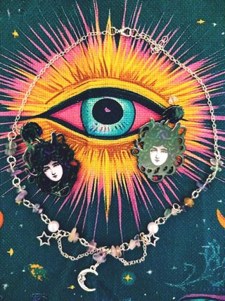 Conjunto collar y pendientes witchy