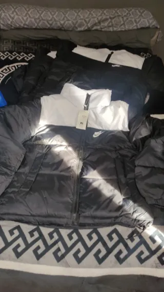 Chaqueta Nike Negra y Blanca