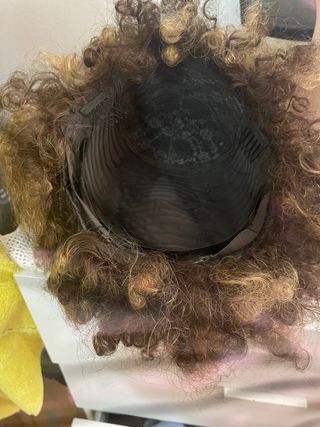 Peluca pelo rizado marrón y multicolor pelo natura