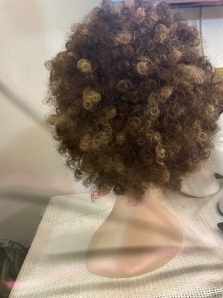 Peluca pelo rizado marrón y multicolor pelo natura