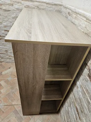 Mesa alta de madera color beige y marrón