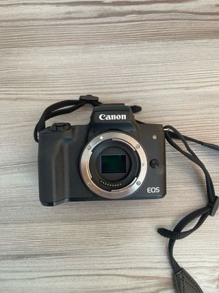 Canon EOS M50 con objetivos y mochila