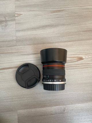 Canon EOS M50 con objetivos y mochila