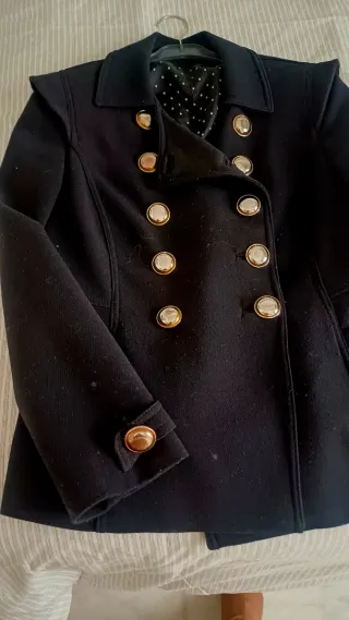 Chaqueta negra botones dorados