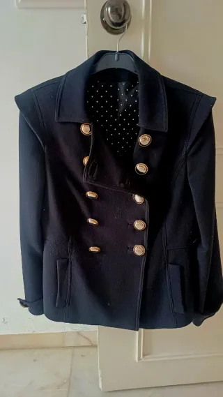 Chaqueta negra botones dorados