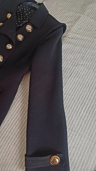Chaqueta negra botones dorados