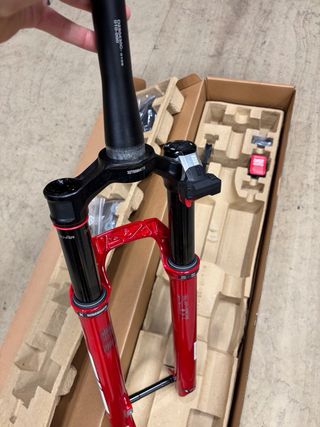 RockShox Flight Attendant 120mm Roja 2026