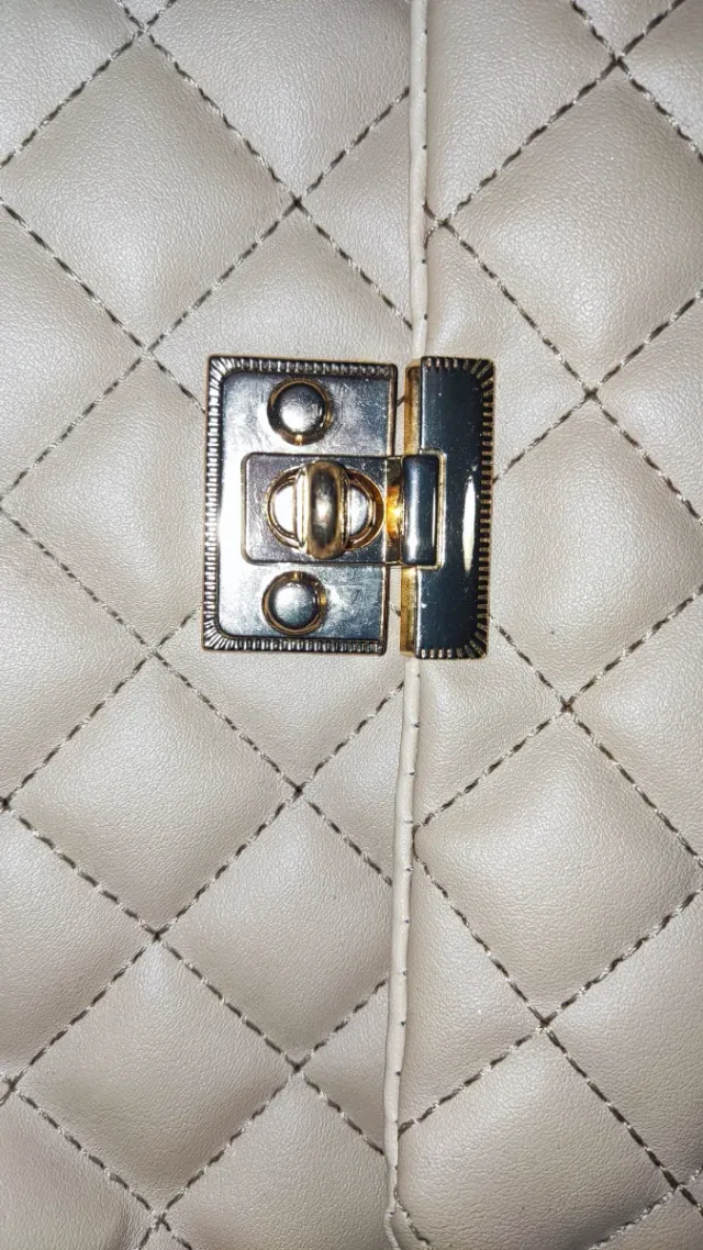 Bolso acolchado con asa de pelo