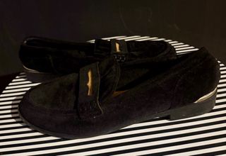 Mocasines terciopelo negro detalle dorado