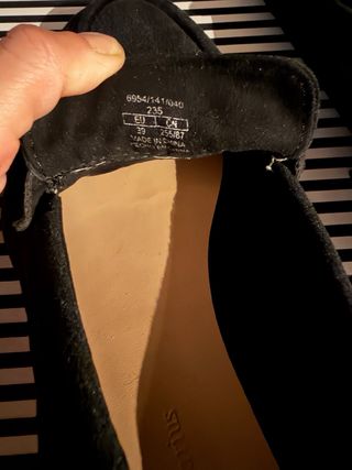 Mocasines terciopelo negro detalle dorado