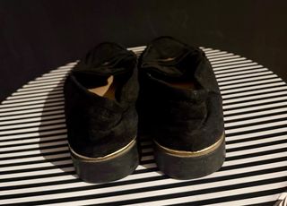 Mocasines terciopelo negro detalle dorado