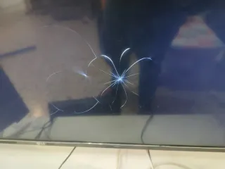 LG UM7500PLA con golpe en pantalla