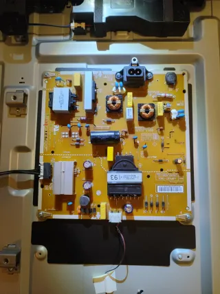 LG UM7500PLA con golpe en pantalla