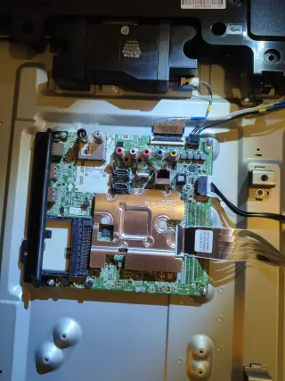 LG UM7500PLA con golpe en pantalla