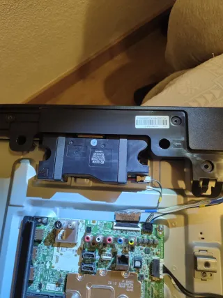 LG UM7500PLA con golpe en pantalla