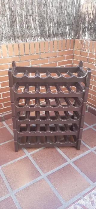 12 baldas para botelleros de plástico marrón.