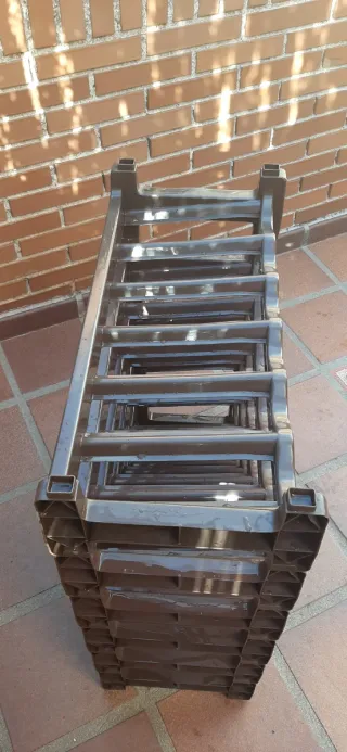 12 baldas para botelleros de plástico marrón.