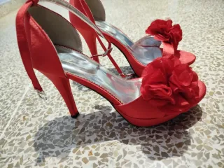 Zapatos de fiesta rojos con flores