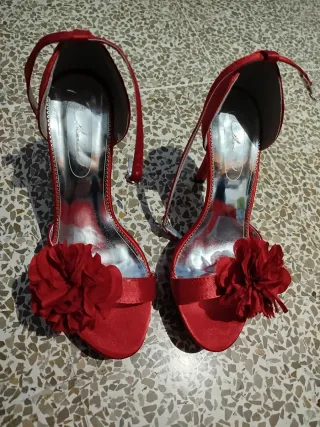 Zapatos de fiesta rojos con flores