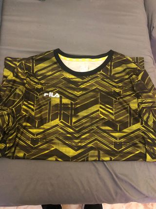 Camiseta deportiva Fila negra y amarilla