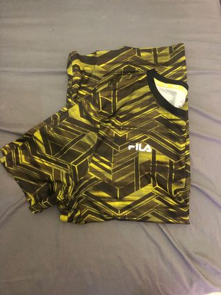 Camiseta deportiva Fila negra y amarilla