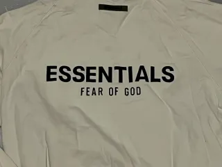 Sudadera Essentials color crema