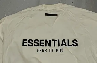 Sudadera Essentials color crema