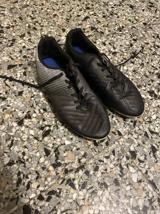 Botas de fútbol negras y blancas del Decathlon