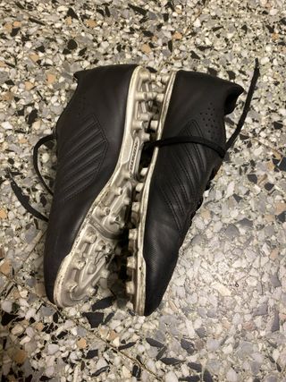Botas de fútbol negras y blancas del Decathlon