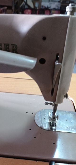 Máquina de coser Singer vintage años 1960
