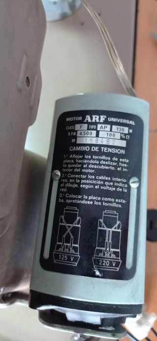 Máquina de coser Singer vintage años 1960