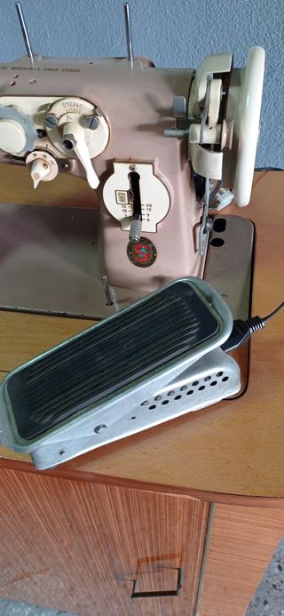Máquina de coser Singer vintage años 1960