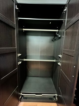 Armario de madera oscuro