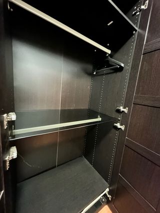 Armario de madera oscuro