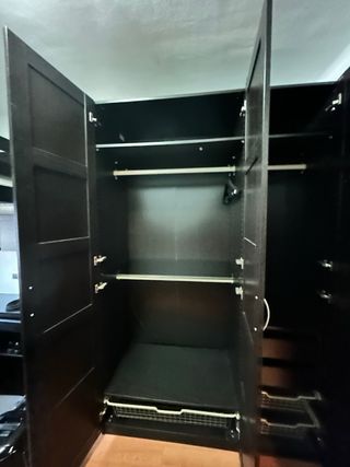 Armario de madera oscuro