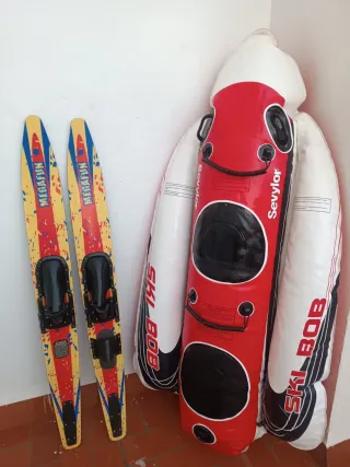 Esquís acuáticos y patata hinchable