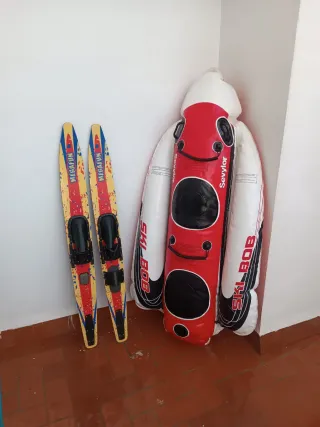 Esquís acuáticos y patata hinchable