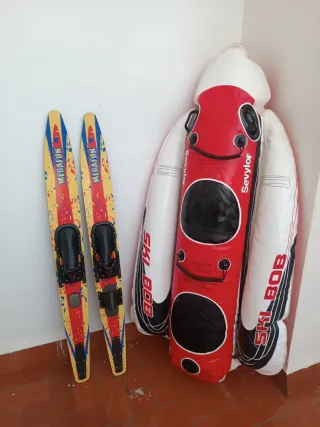 Esquís acuáticos y patata hinchable