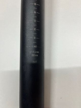 Tija GND 31,6 mm x 350 mm Negra.