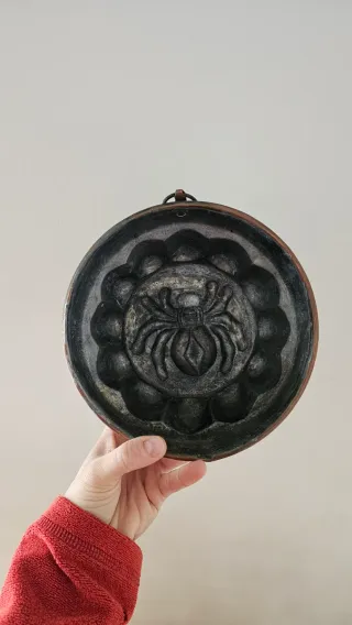 Stampo in rame antico con ragno