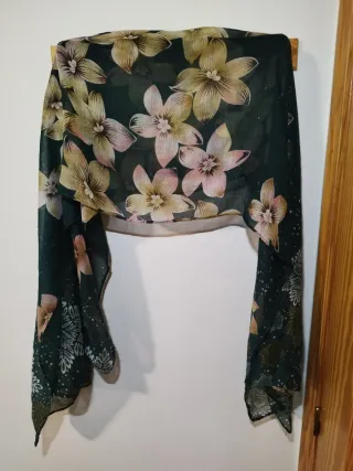 Fular estampado floral verde y rosa