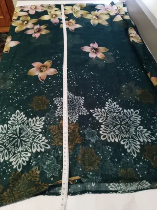 Fular estampado floral verde y rosa