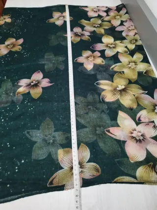 Fular estampado floral verde y rosa